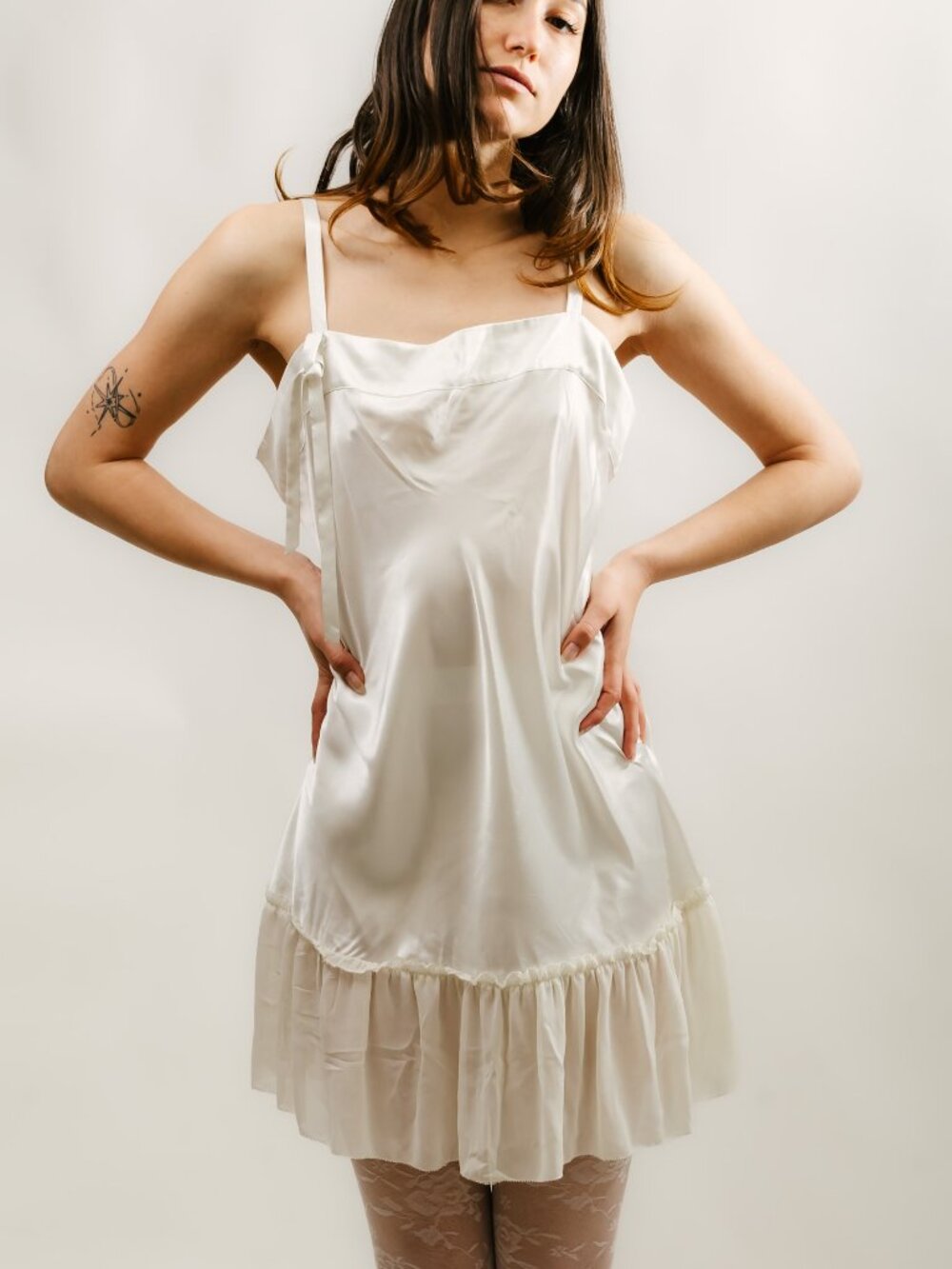 Y2K Vera Wang Ruffle Dress (M) medium white vintage mini bridal chic cocktail
